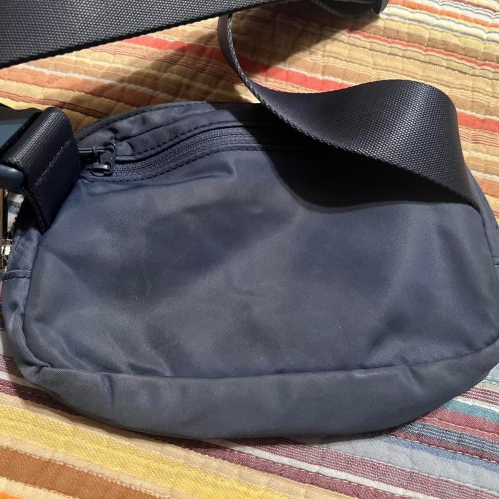 Lululemon Everywhere Belt Bag OG Blue Ink - Picture 2 of 3